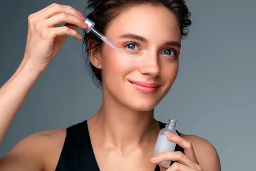 kız gençleştirme için serum kullanıyor
